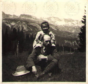 Guglielmo Alberti bambino con il padre Mario